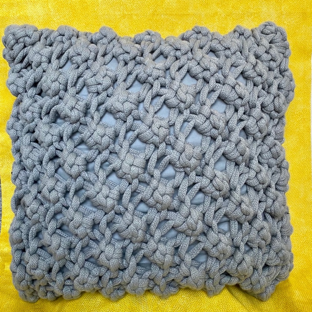 Knit throw pillow